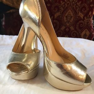 Gianni Bini Gold Snakeskin Platform Pumps; New; 6
